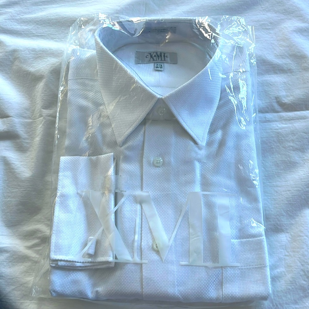 NWT Men’s XMI Classic LS White textured  Cuffed dress shirt. 
17.5/ 34/35